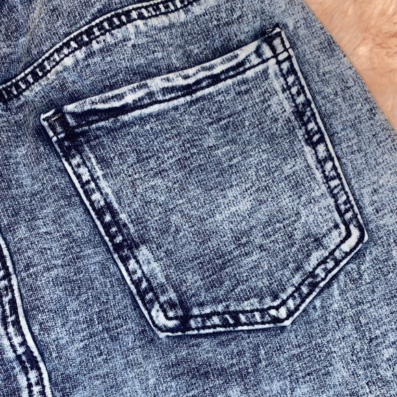 Chic Blue Denim Pencil Skirt - Picture 9 of 12